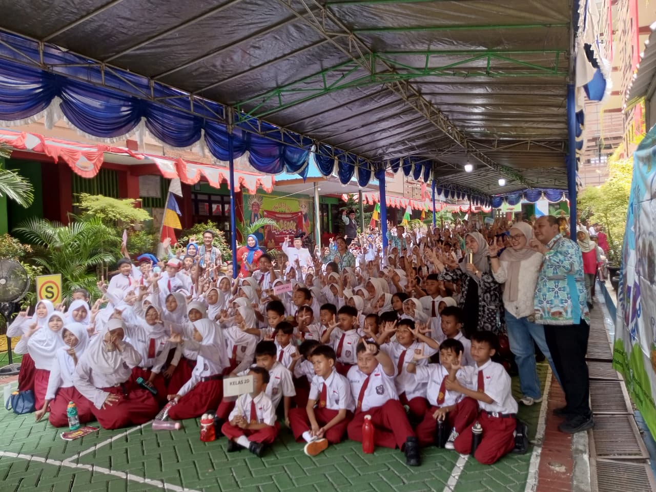 KAREDOK (Kreasi Aksi Rekreasi Dongeng Keliling)